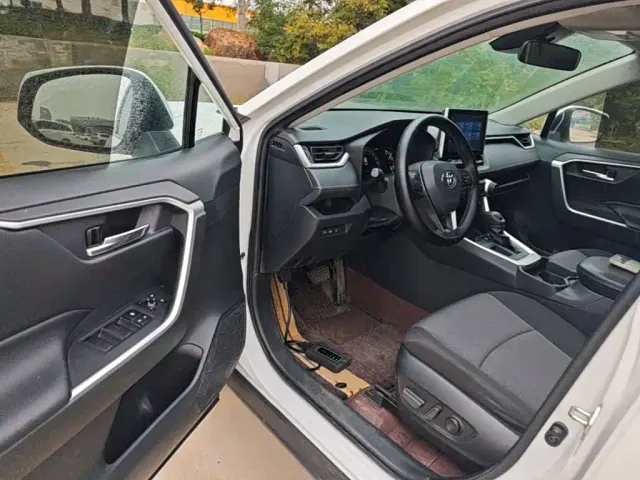 Toyota RAV4 — Фото автомобиля 15