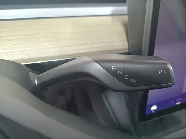 Tesla Model Y — Фото автомобиля 13