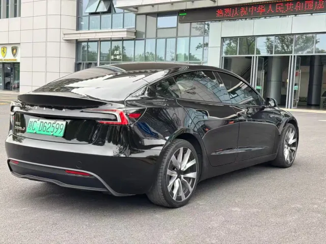Tesla Model 3 — Фото автомобиля 3