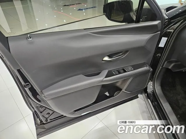 Lexus UX UX300h — Фото автомобиля 14