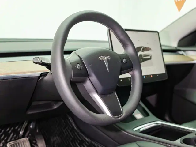 Tesla Model 3 — Фото автомобиля 11