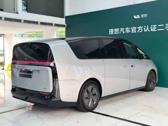 Li Auto MEGA — Фото автомобиля 18