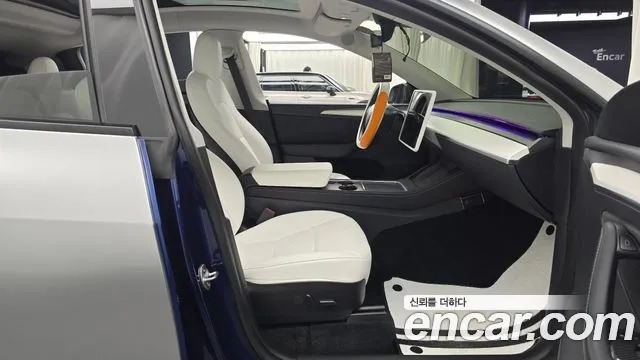 Tesla Model Y — Фото автомобиля 16