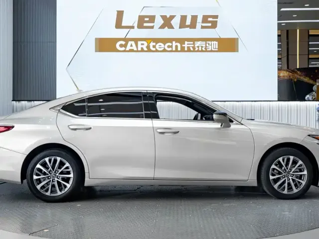 Lexus ES — Фото автомобиля 4