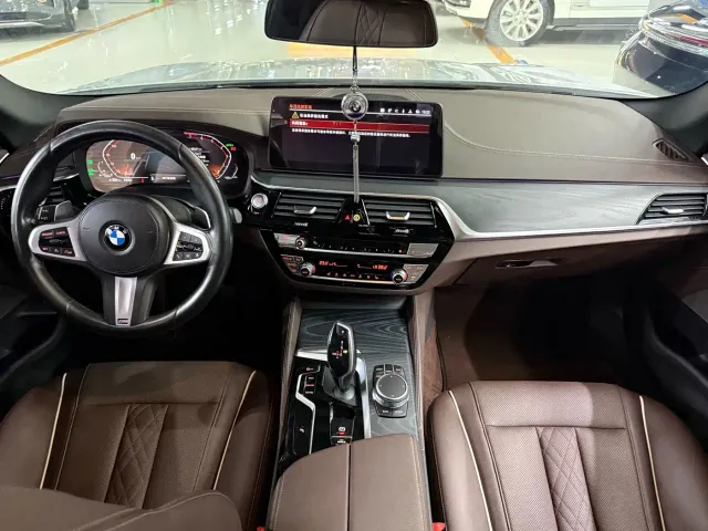 BMW 5 Series — Фото автомобиля 9