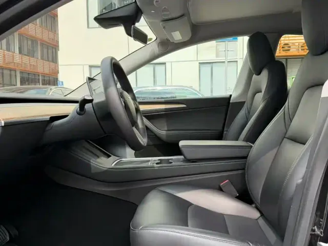 Tesla Model Y — Фото автомобиля 14