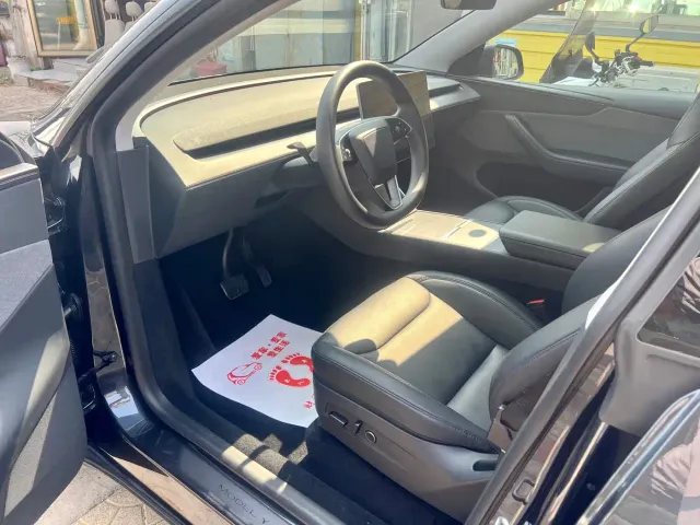 Tesla Model Y — Фото автомобиля 8