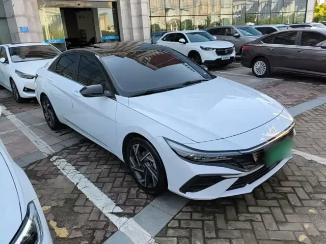 Hyundai Elantra — Фото автомобиля 3