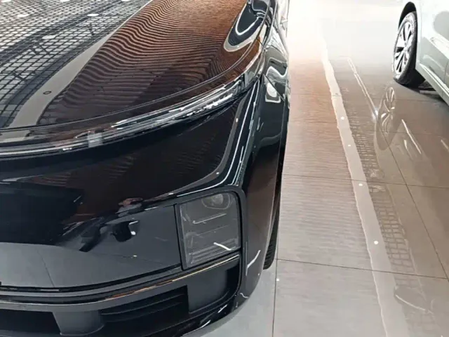 Li Auto L8 — Фото автомобиля 23