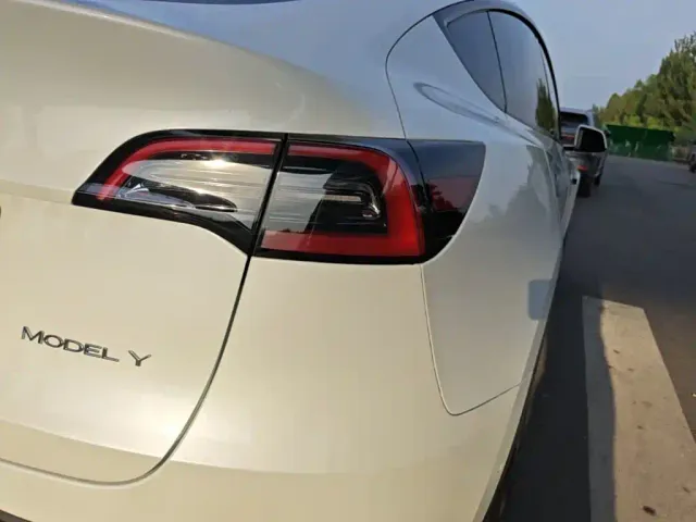 Tesla Model Y — Фото автомобиля 7