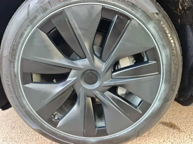 Tesla Model Y — Фото автомобиля 11