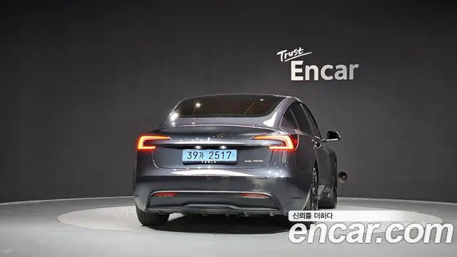 Tesla Model 3 — Фото автомобиля 4