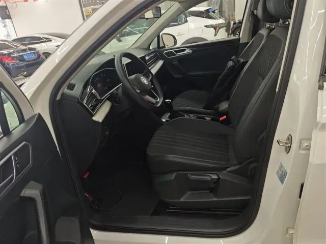 Volkswagen Tiguan L — Фото автомобиля 14