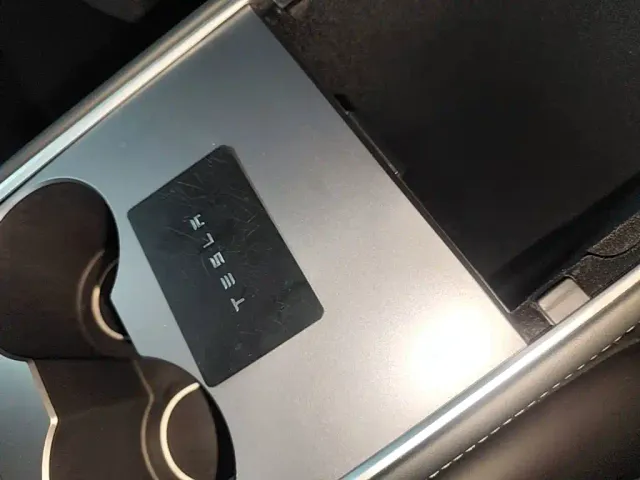 Tesla Model Y — Фото автомобиля 16