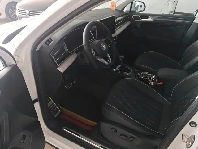 Volkswagen Tiguan L — Фото автомобиля 11