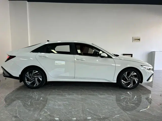 Hyundai Elantra — Фото автомобиля 5