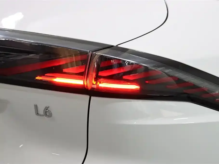 Geely Galaxy Galaxy L6 2023 60km PLUS — Фото автомобиля 17