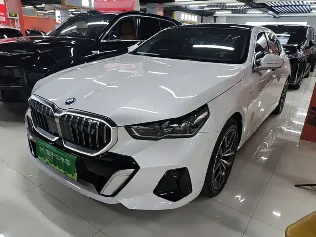 Фотография автомобиля — BMW i5