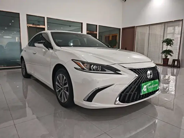 Lexus ES — Фото автомобиля 3