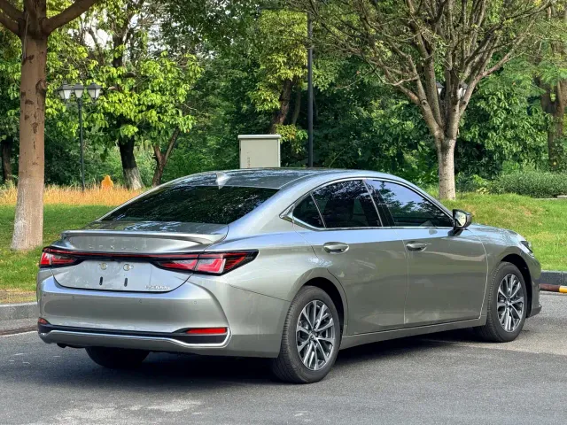 Lexus ES — Фото автомобиля 2
