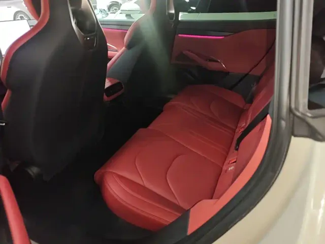 Xiaomi SU7 — Фото автомобиля 16