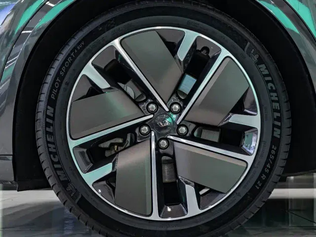 Li Auto L9 — Фото автомобиля 7