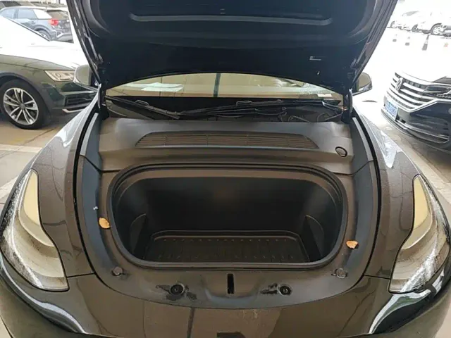 Tesla Model Y — Фото автомобиля 19
