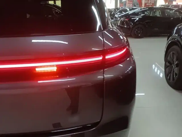 Li Auto L8 — Фото автомобиля 7