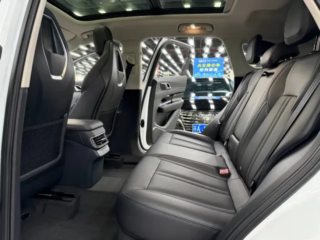 Hongqi HS3 — Фото автомобиля 8