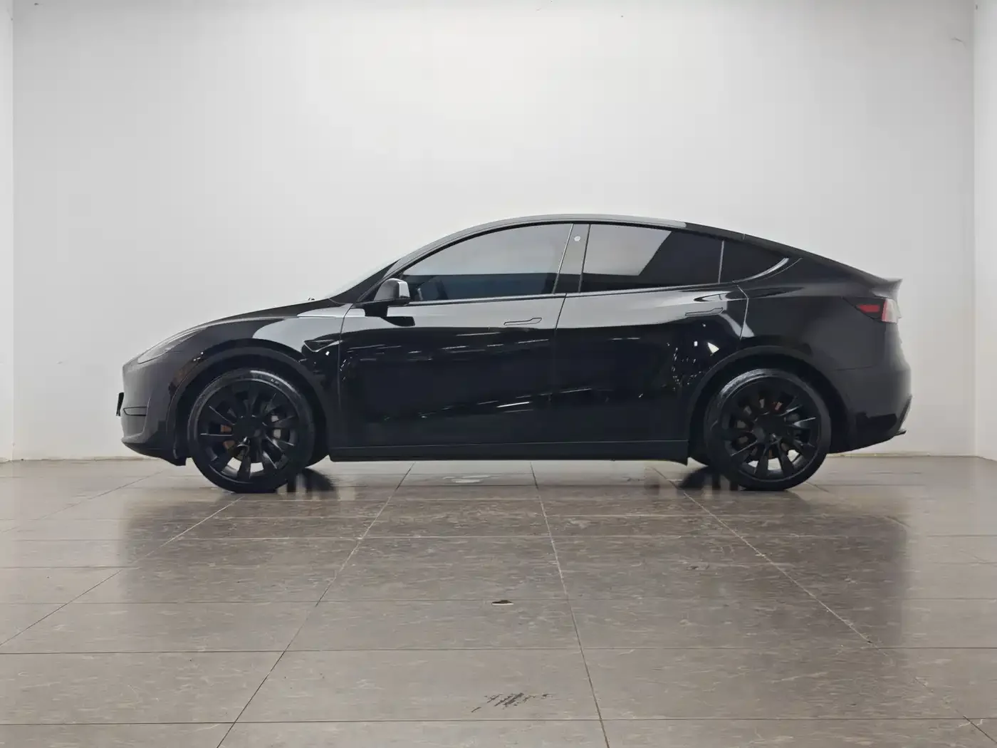 Tesla Model Y 2022 Rear-Wheel Drive Version — Фото автомобиля 10