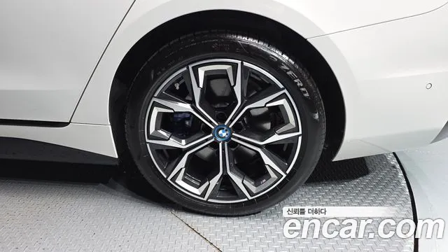 BMW i4 — Фото автомобиля 18
