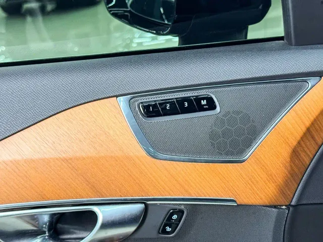Volvo XC90 — Фото автомобиля 4