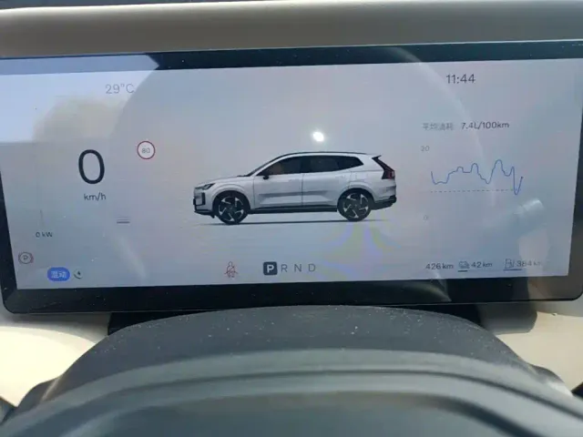 Volvo XC70 Plug-in Hybrid — Фото автомобиля 11