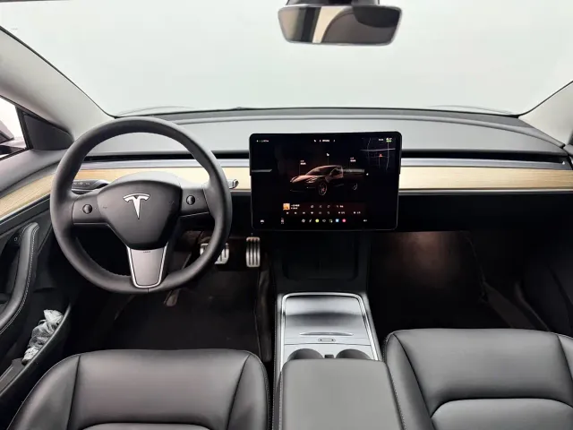 Tesla Model 3 — Фото автомобиля 5