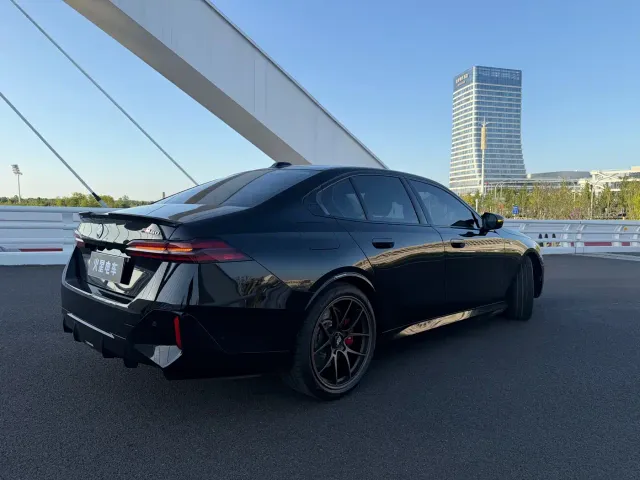 BMW i5 M60 — Фото автомобиля 19