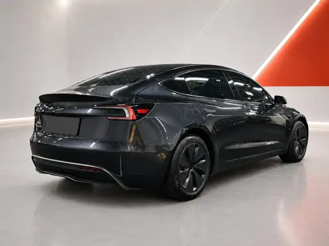 Tesla Model 3 — Фото автомобиля 6