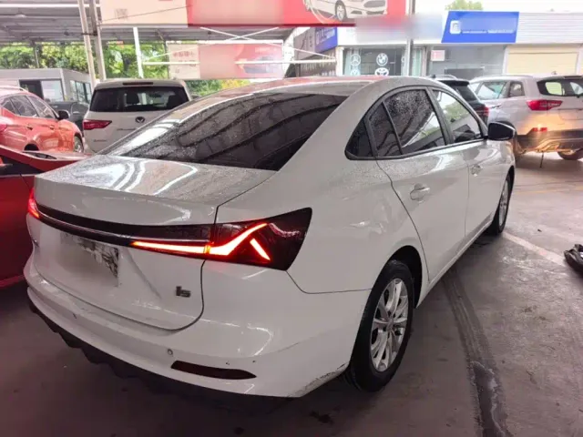 Roewe i5 — Фото автомобиля 6