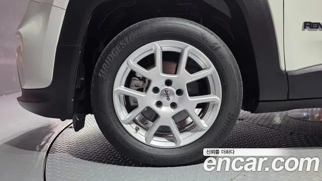 Jeep Renegade — Фото автомобиля 5