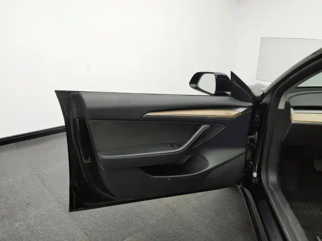 Tesla Model 3 — Фото автомобиля 7
