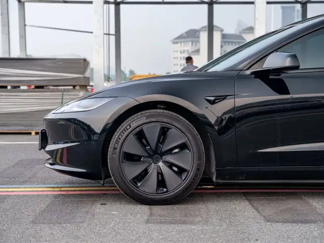 Tesla Model 3 — Фото автомобиля 4