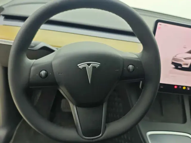 Tesla Model Y — Фото автомобиля 12