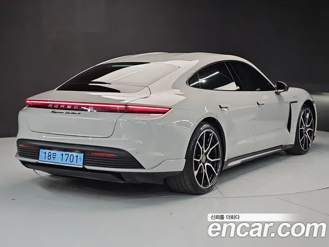 Porsche Taycan — Фото автомобиля 3