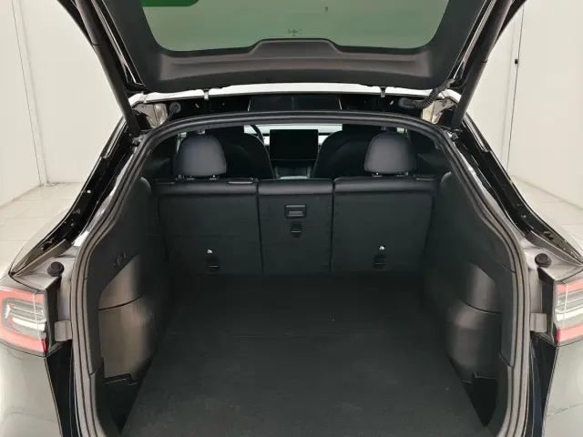 Tesla Model Y — Фото автомобиля 18