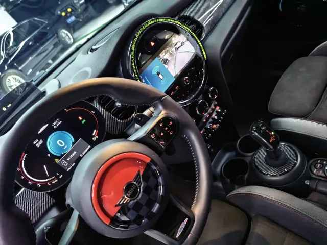 MINI John Cooper Works — Фото автомобиля 3