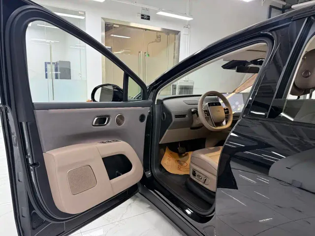 Li Auto i8 — Фото автомобиля 8