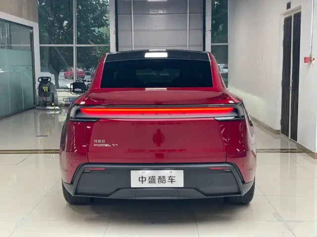 Tesla Model Y — Фото автомобиля 21