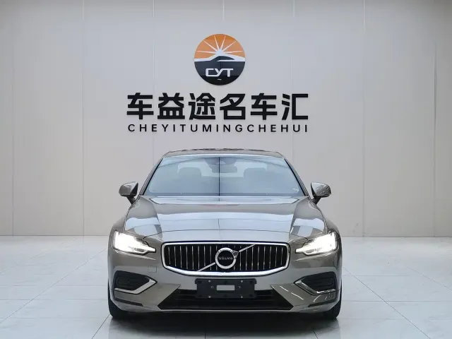 Volvo Volvo S60 2022 B4 Smart Comfort Luxury Edition — Фото автомобиля 2