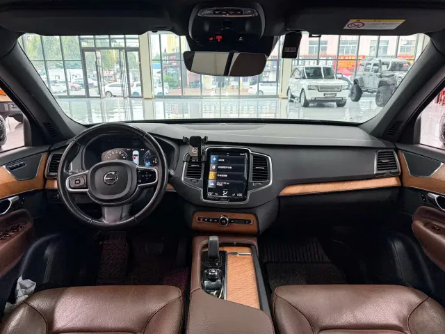 Volvo XC90 — Фото автомобиля 11
