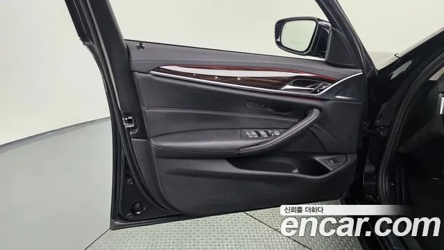 BMW 5 Series G30 — Фото автомобиля 24