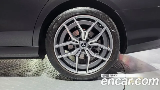 Mercedes-Benz E-Class — Фото автомобиля 20